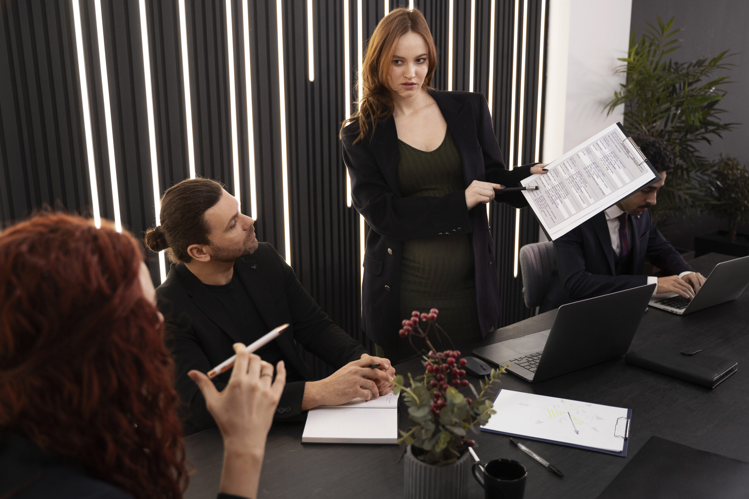 young-pregnant-woman-work (1)